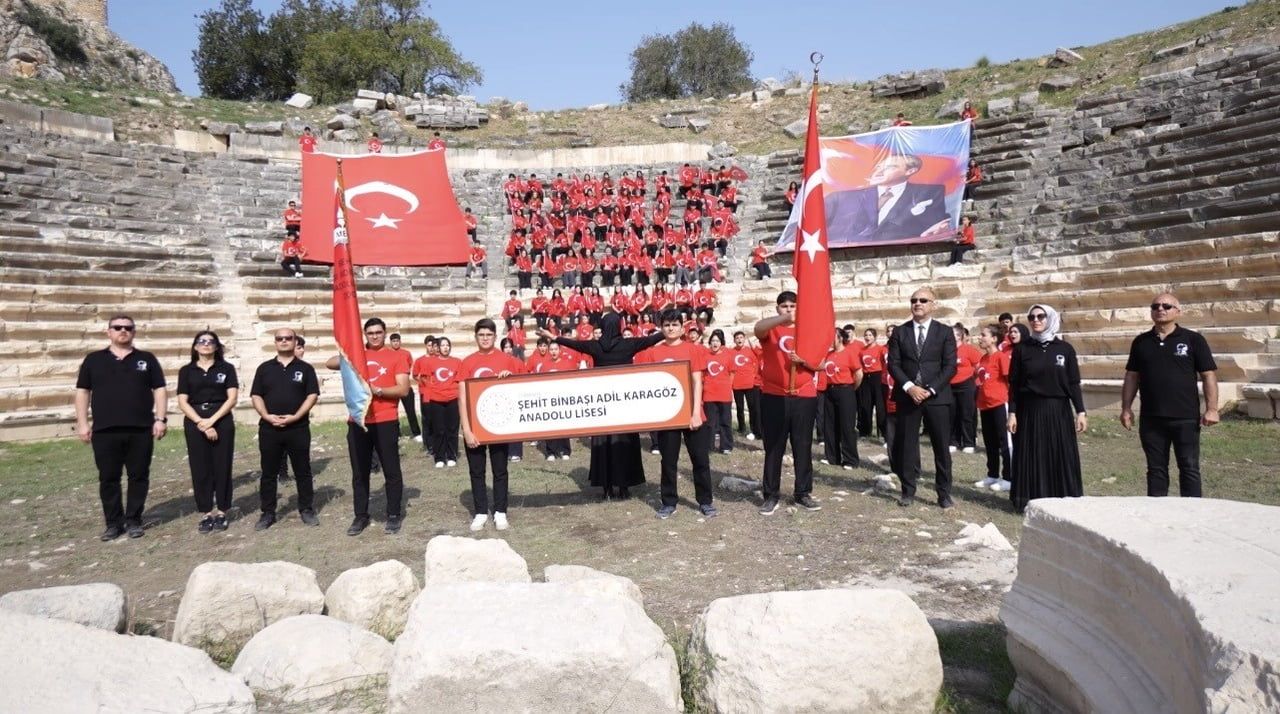 OSMANİYE’DE 103 ÖĞRENCİ CUMHURİYET’İN 103. YILINI 2 BİN 500 YILLIK ANTİK KENTTE KUTLADI