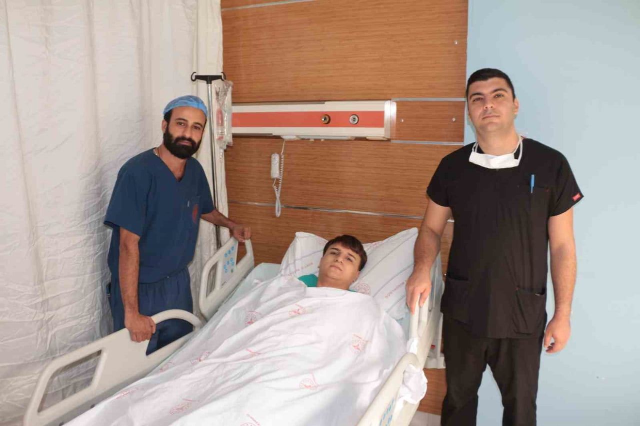 CİZRE’DE 3 YILDIR KRONİKLEŞEN KASIK AĞRISI ÇEKEN 18 YAŞINDAKİ AZAD YAŞAR, ULTRASONDA ÇIKMAMASINA...
