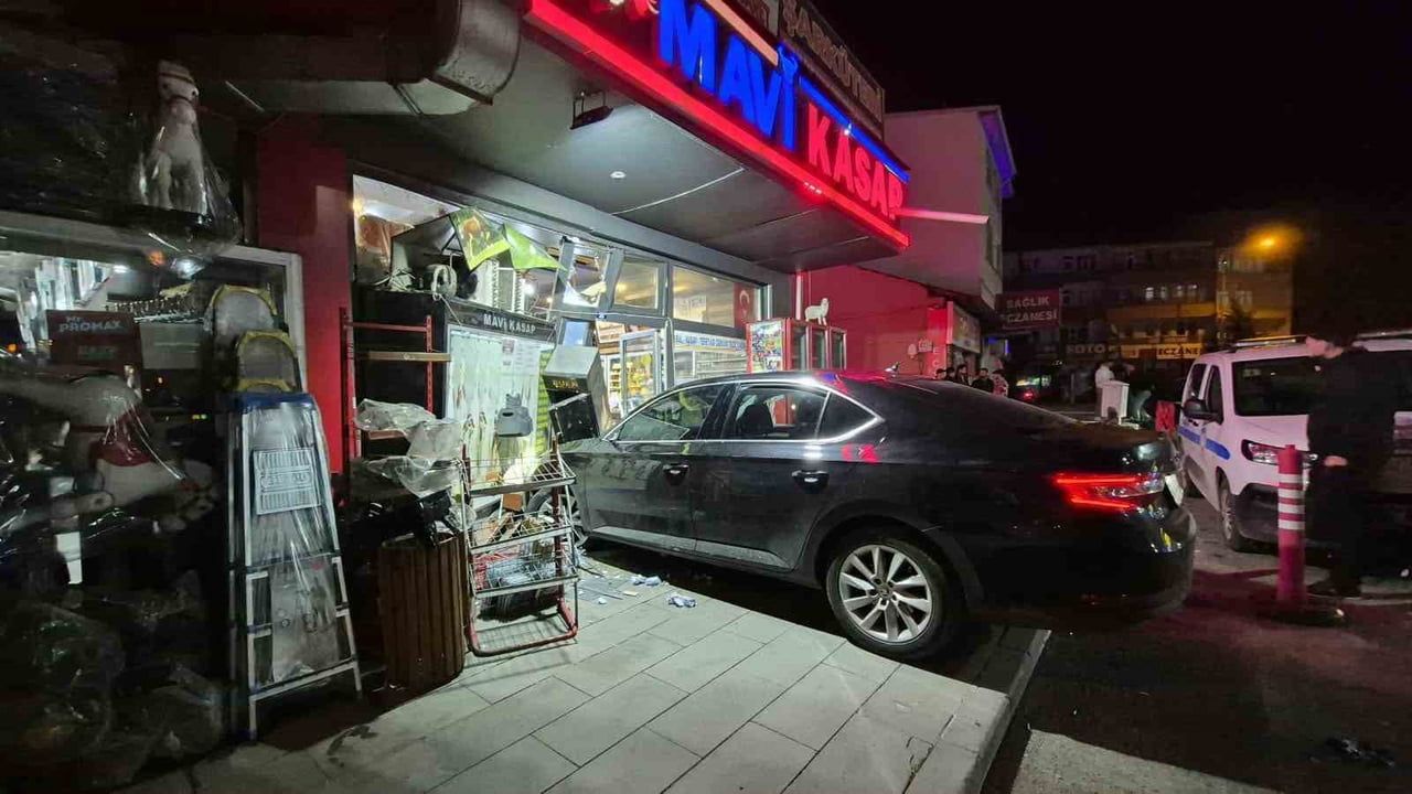 SARIKAMIŞ’TA KONTROLDEN ÇIKAN OTOMOBİL İŞ YERİNE GİRDİ(KARS-İHA)