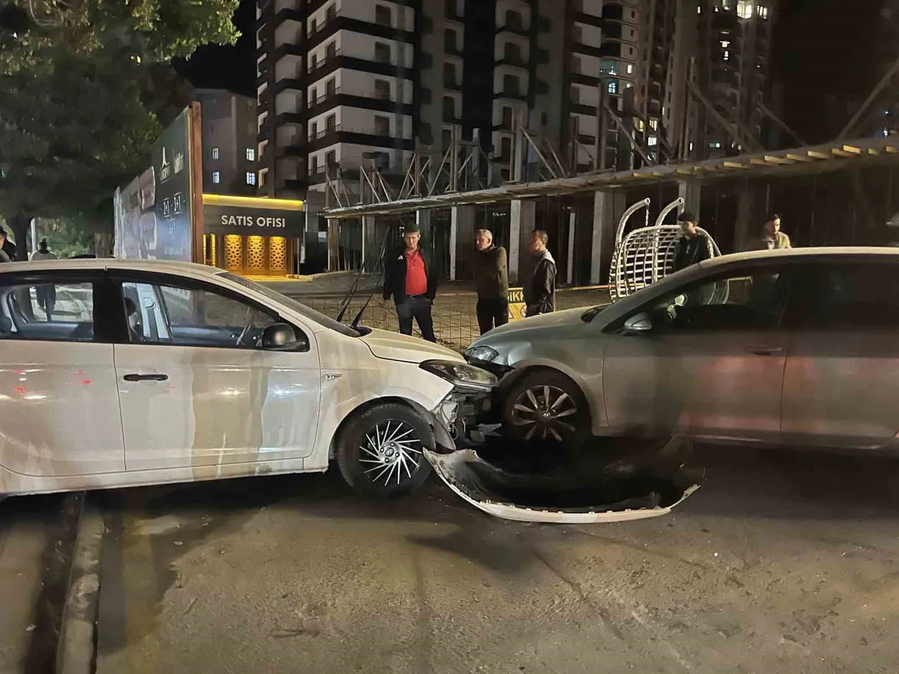 NİĞDE’DE OTOMOBİL DİREĞE VE PARK HALİNDEKİ ARACA ÇARPTI