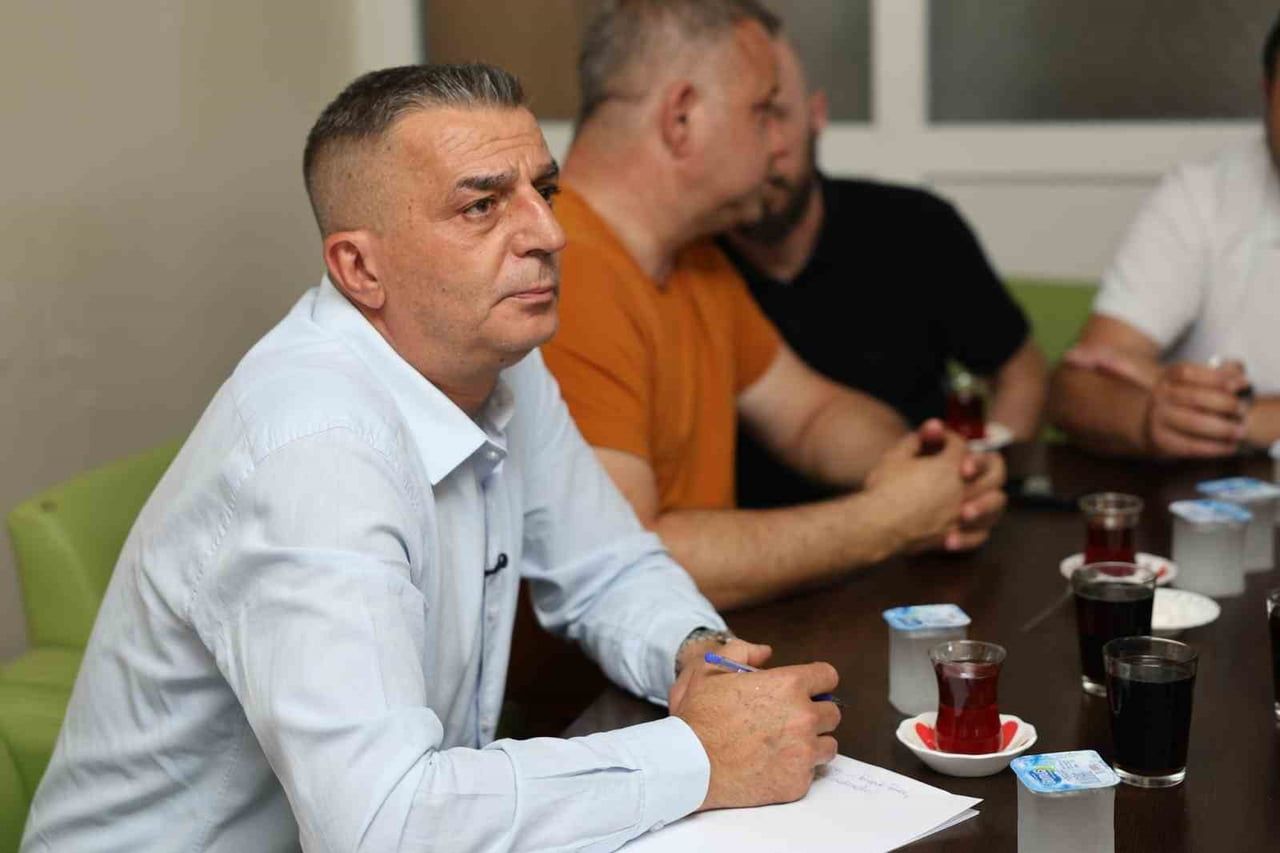 ŞEHZADELER BELEDİYE BAŞKANI HAKAN ŞİMŞEK, BELEDİYENİN SAHA EKİPLERİYLE BİR ARAYA GELEREK YÜRÜTÜLEN...