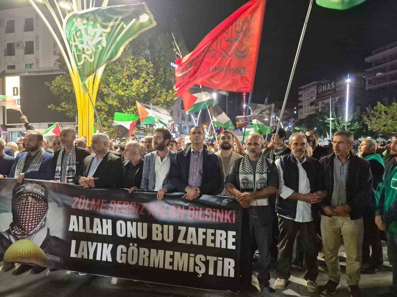 BATMAN'DA BİNLERCE VATANDAŞ, AKSA TUFANI'NIN ÜÇÜNCÜ YILI DOLAYISIYLA SİVİL TOPLUM KURULUŞLARI...