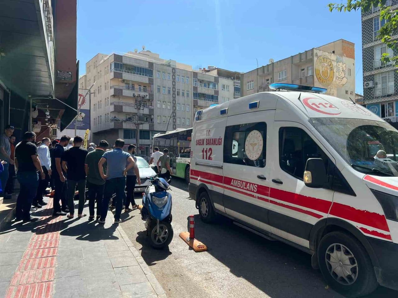 BATMAN’DA BELEDİYE OTOBÜSÜ İLE MOTOSİKLETİN ÇARPIŞMASI SONUCU MEYDANA GELEN TRAFİK KAZASINDA 1...