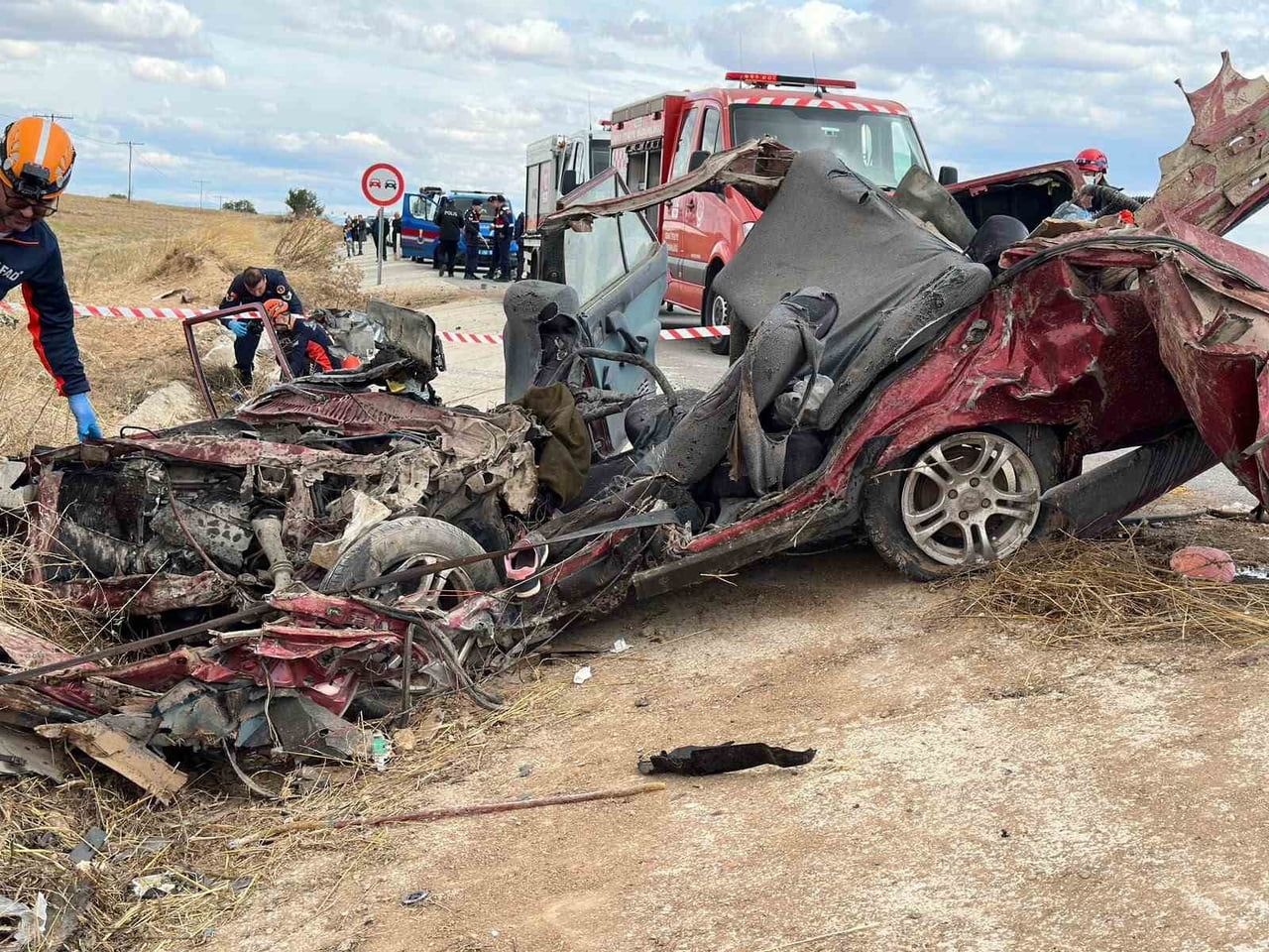 UŞAK’IN ULUBEY İLÇESİ YAKINLARINDA KAMYON İLE OTOMOBİLİN ÇARPIŞMASI SONUCU AYNI AİLEDEN 3 KİŞİ...