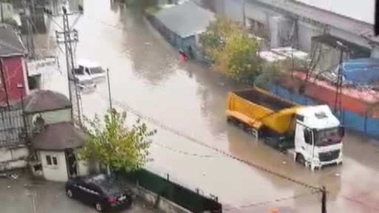 Sultangazi'de su baskını: Duvarın üzerinde yürüyen öğrenciyi sırtına alarak kurtardı