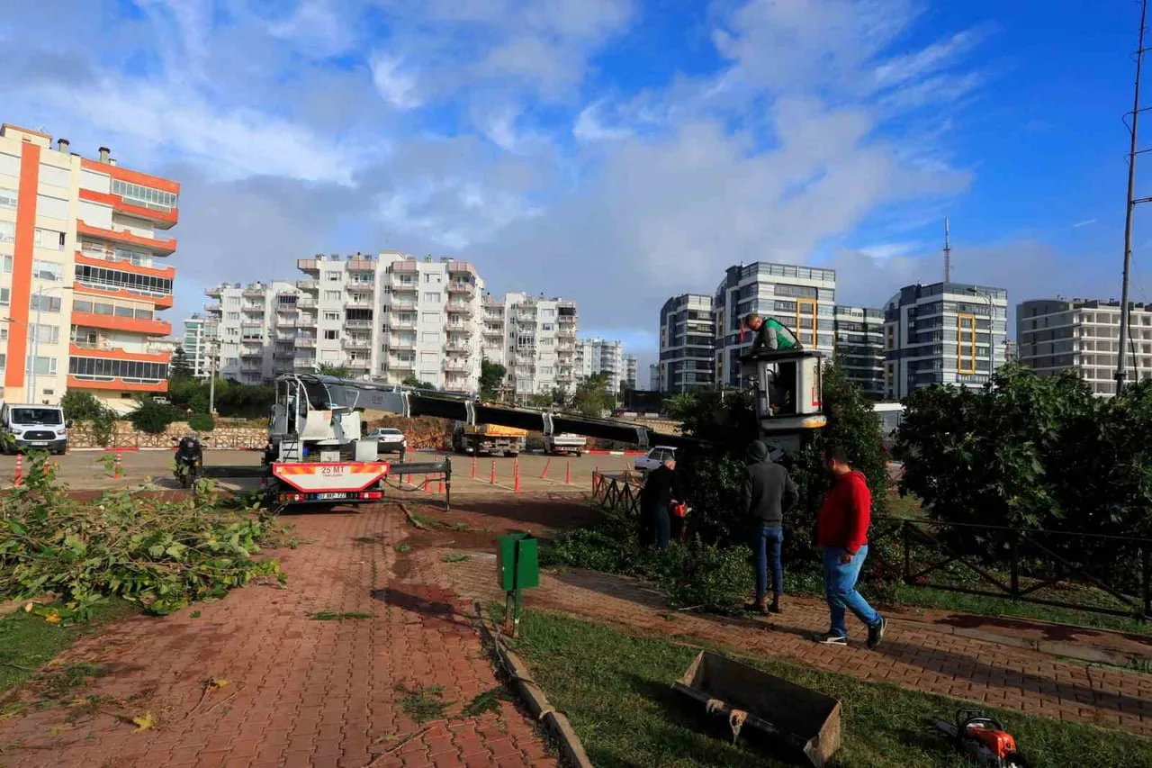 ANTALYA’NIN KEPEZ İLÇESİNDE SEYİR TERASINI YERLE BİR ETTİKTEN SONRA ÖNÜNE GELEN HER ŞEYİ YIKIP...