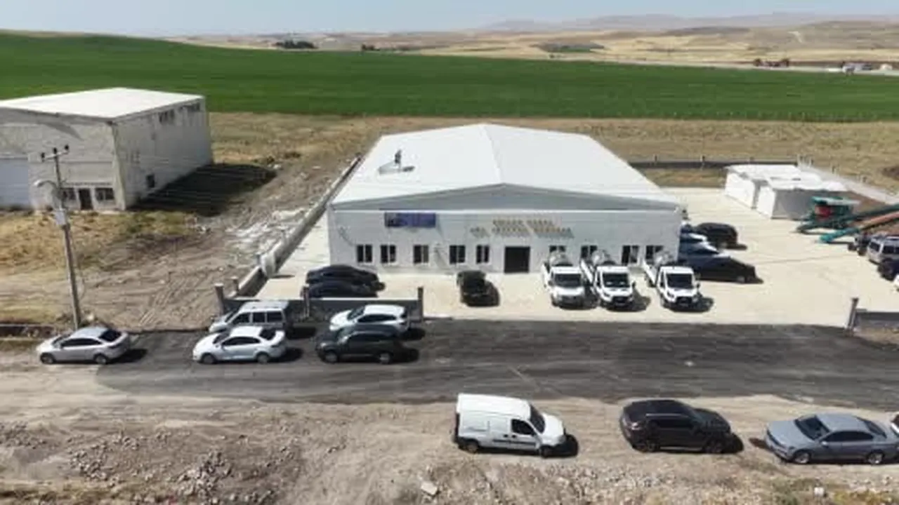 Bayraktar, Malazgirt’te süt toplama merkezini inceledi