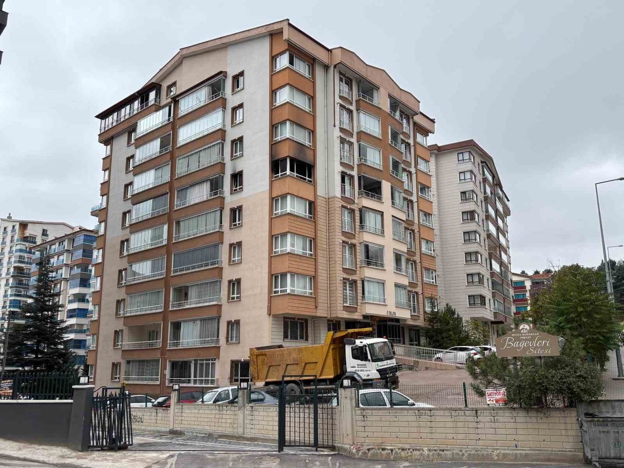 ANKARA MAMAK'TA APARTMAN DAİRESİNDE ÇIKAN YANGINDA MAHSUR KALAN ANNE İLE OĞLU İTFAİYE EKİPLERİNİN...