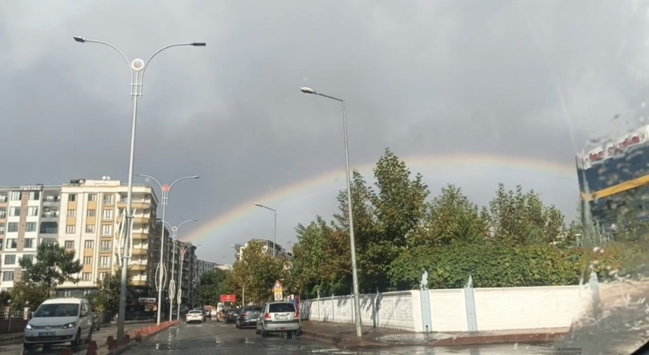 SİİRT'TE YAĞIŞ SONRASI GÜNEŞ IŞINLARININ ATMOSFERDEKİ SU DAMLACIKLARIYLA ETKİLEŞİMİ SONUCU OLUŞAN...