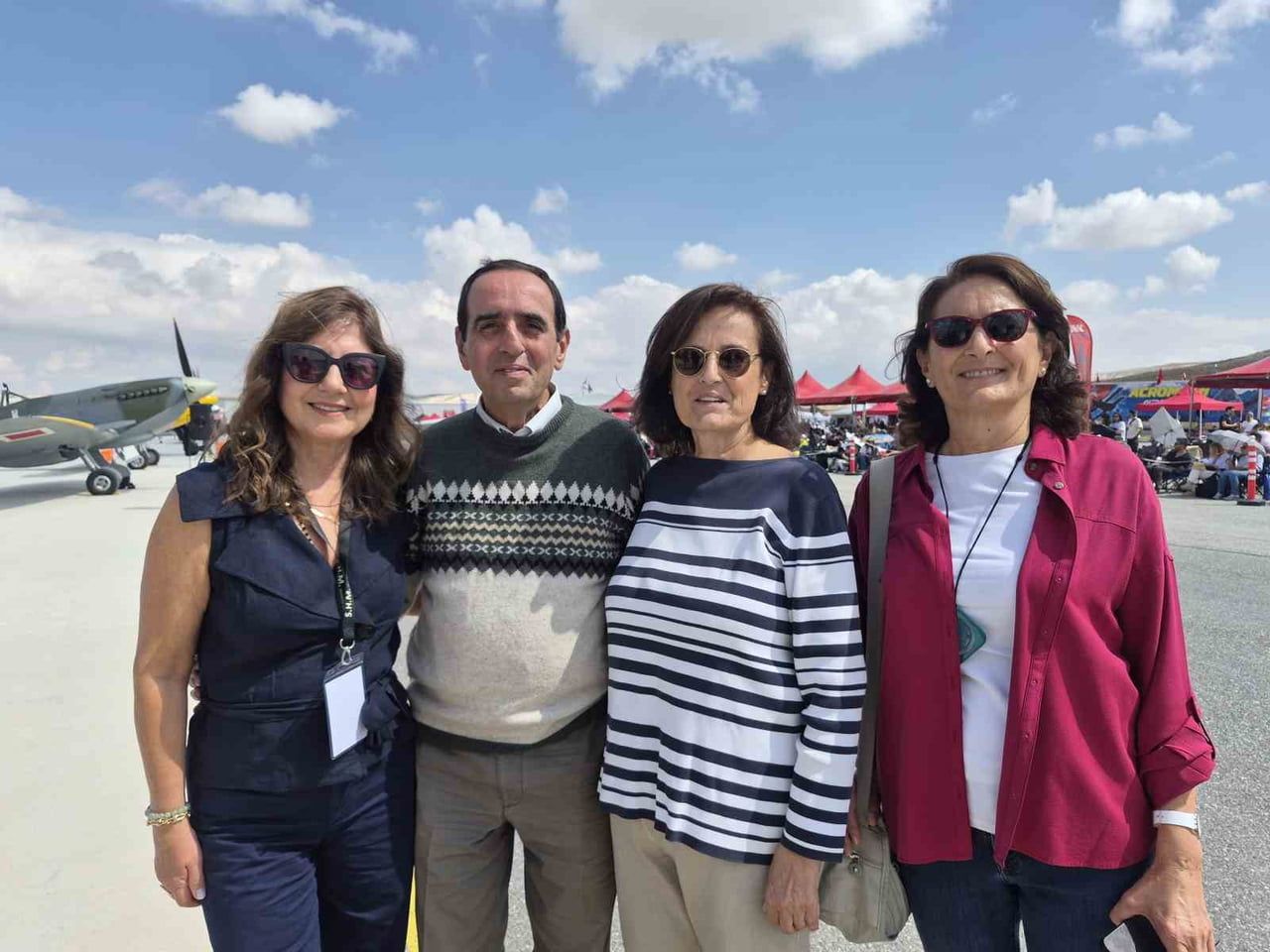 NURİ DEMİRAĞ VE VECİHİ HÜRKUŞ'UN TORUNLARININ TOPLU FOTOĞRAFI.