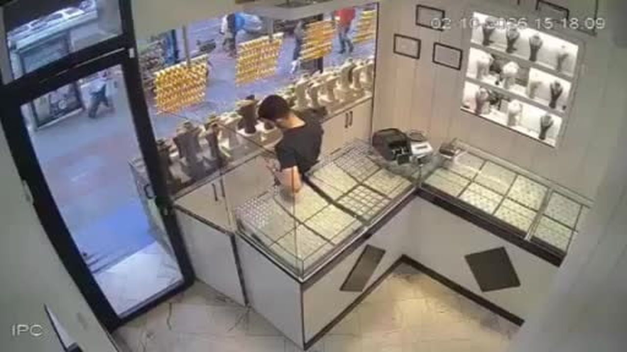 Bayrampaşa’da kuyumcuda bir garip soygun girişimi: Kuyumcuyu soyacaktı, tuzağa düştü poşete...