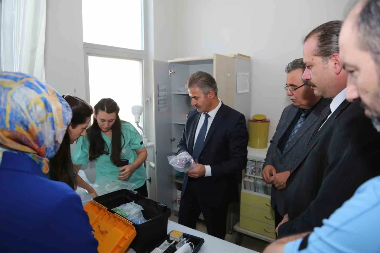 ERZURUM İL SAĞLIK MÜDÜRÜ DR. ÖĞR. ÜYESİ MEHMET MERAL, KENT GENELİNDE SÜRDÜRDÜĞÜ SAHA ÇALIŞMALARI...