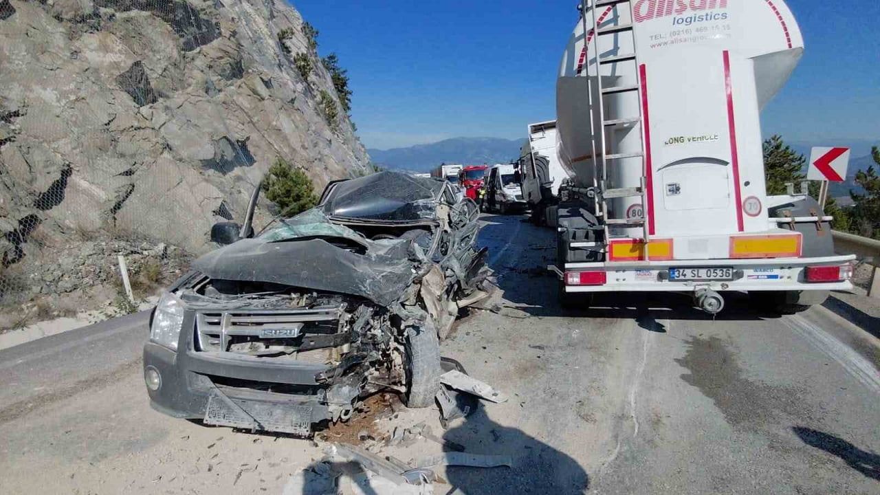 BOLU’NUN MUDURNU İLÇESİNDE TIR İLE PİKABIN KAFA KAFAYA ÇARPIŞTIĞI KAZADA PİKAP SÜRÜCÜSÜ HAYATINI...