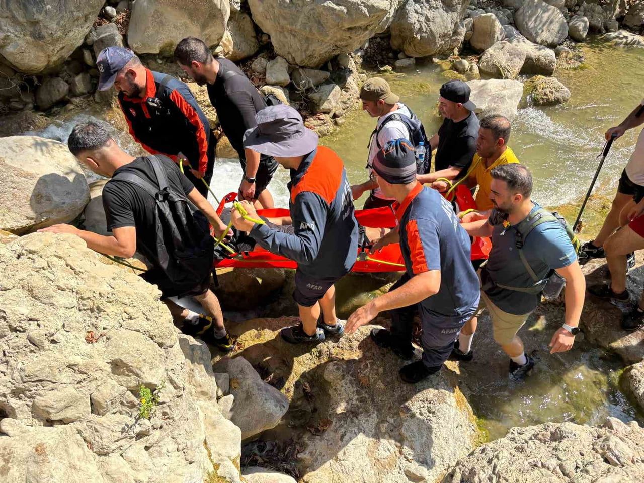 EKİPLERİN GERÇEKLEŞTİRDİĞİ ARAMA-KURTARMA ÇALIŞMASI SONUCU KAZAZEDE BULUNDUĞU YERDEN TAŞINARAK...