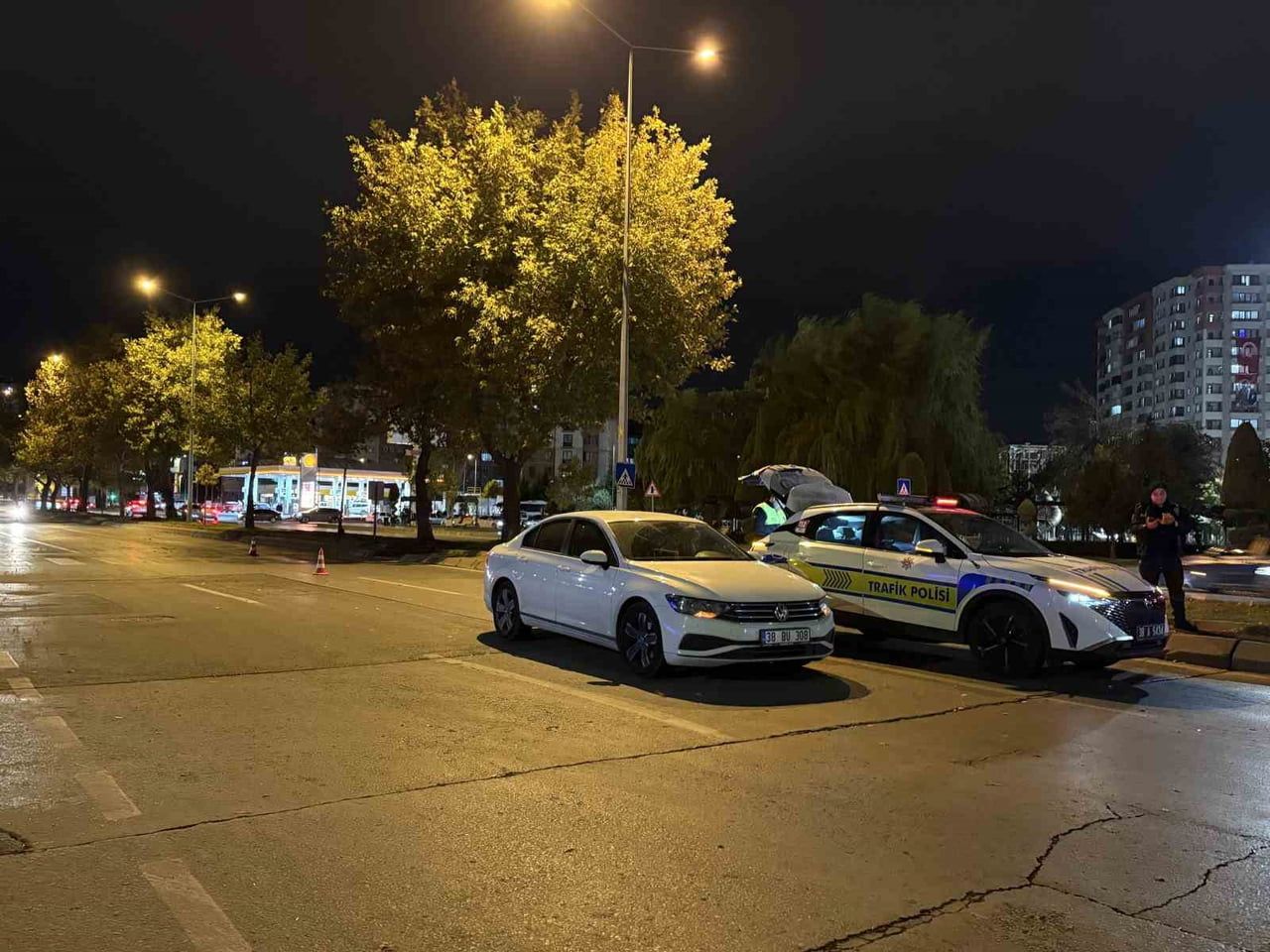 KAYSERİ’NİN KOCASİNAN İLÇESİNDE YOLUN KARŞISINA GEÇMEYE ÇALIŞTIĞI SIRADA OTOMOBİLİN ÇARPTIĞI...