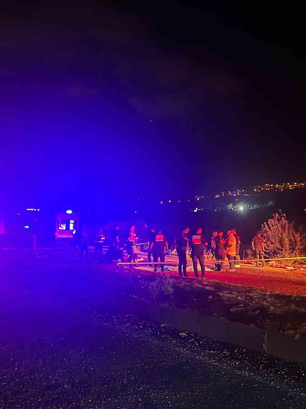 YENİŞEHİR’DE FECİ KAZA: ALKOLLÜ TIR SÜRÜCÜSÜ TERS ŞERİDE GİRİP MOTOSİKLETE ÇARPTI, 2 GENÇ HAYATINI...