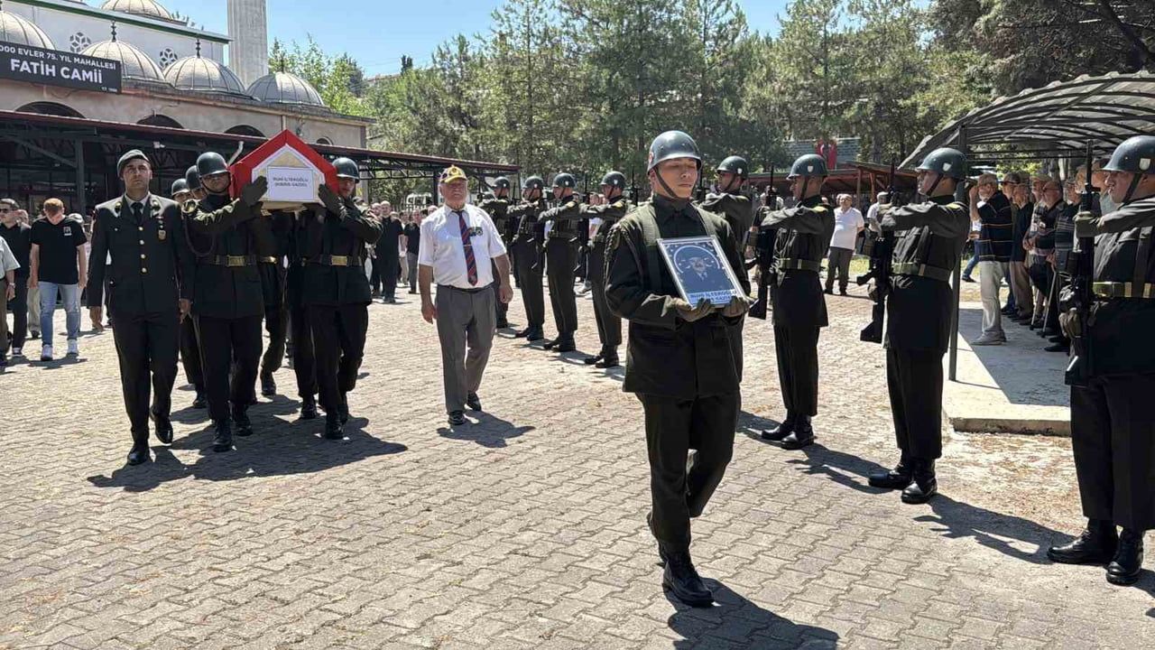 KARABÜK'TE HAYATINI KAYBEDEN KIBRIS GAZİSİ RUHİ İLTEROĞLU ASKERİ TÖRENLE SON YOLCULUĞUNA...