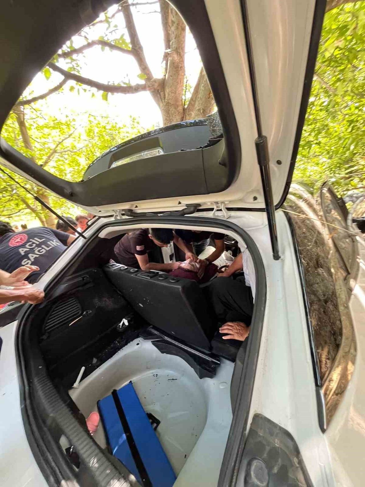 BİTLİS’İN HİZAN İLÇESİNDE KONTROLDEN BİR OTOMOBİL, SÜRÜCÜSÜNÜN KONTROLÜ KAYBETMESİ SONUCU YOL...