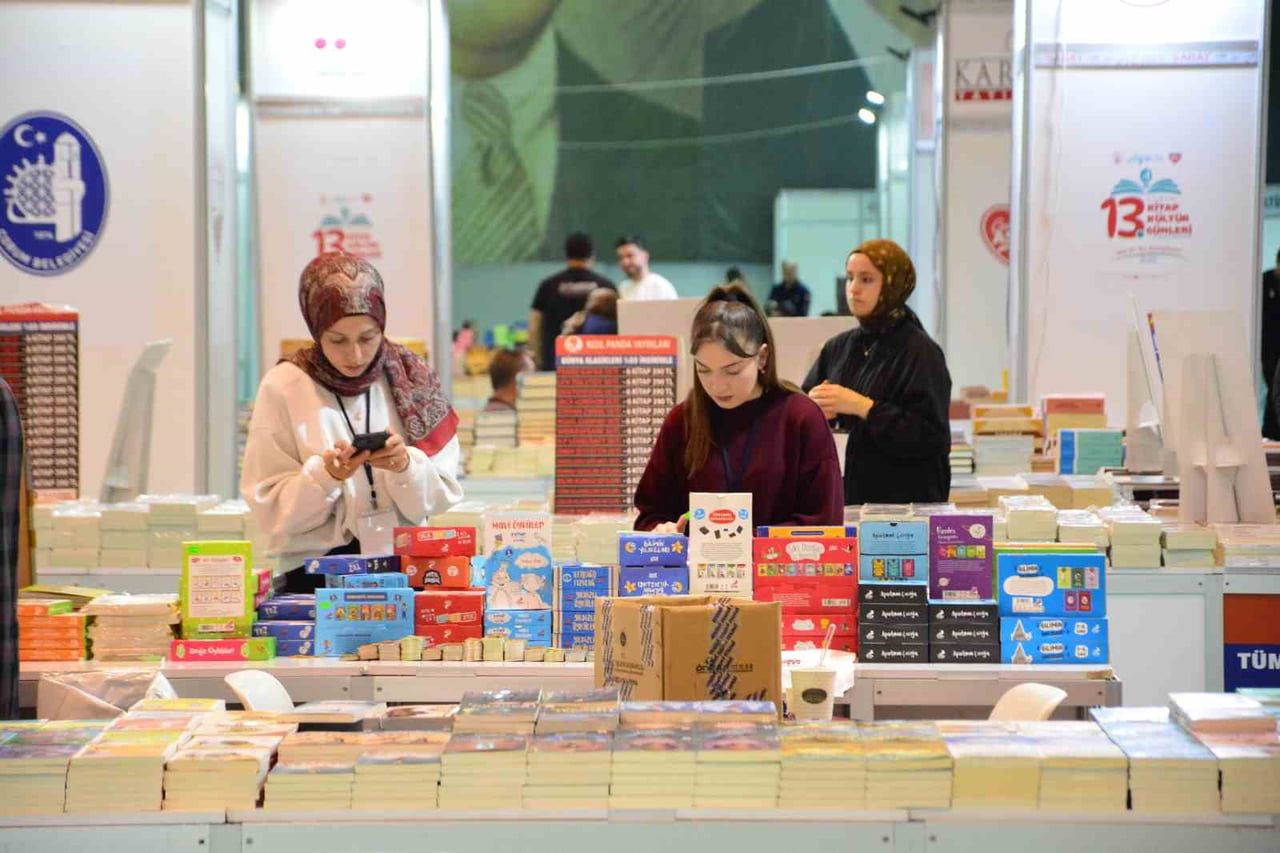 KİTAP FUARINDA ÇOK SAYIDA STAND YER ALDI
