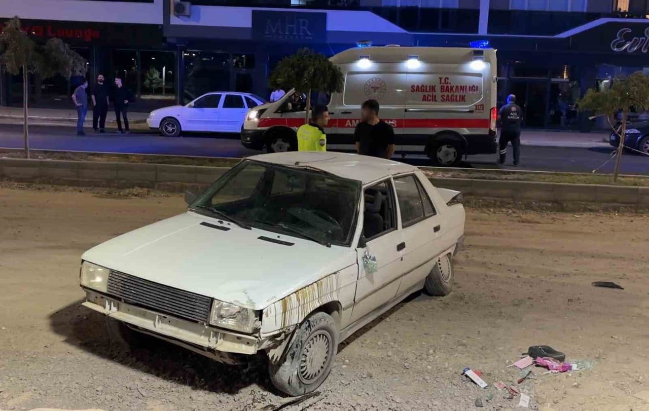 AKSARAY’DA SÜRÜCÜSÜNÜN DİREKSİYON HAKİMİYETİNİ KAYBETTİĞİ OTOMOBİL KONTROLDEN ÇIKARAK REFÜJ TAŞINA...