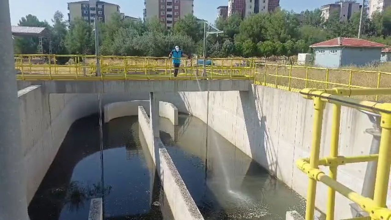 ADIYAMAN BELEDİYESİ, KENT GENELİNDE KARASİNEK, HAŞERE VE LARVALARA KARŞI İLAÇLAMA ÇALIŞMALARINI...
