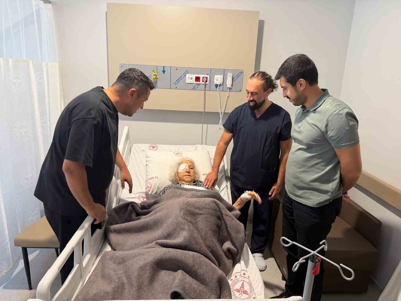 MARMARİS DEVLET HASTANESİ’NDE 93 YAŞINDAKİ HASTAYA BAŞARILI GÖZ AMELİYATI