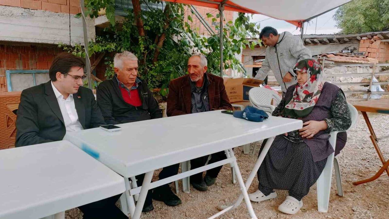 GAZİLER GÜNÜ’NDE KIZININ ÖLÜM HABERİYLE BÜYÜK ACI YAŞAYAN KIBRIS GAZİSİ İBRAHİM ULUDAĞ (SOLDAN...