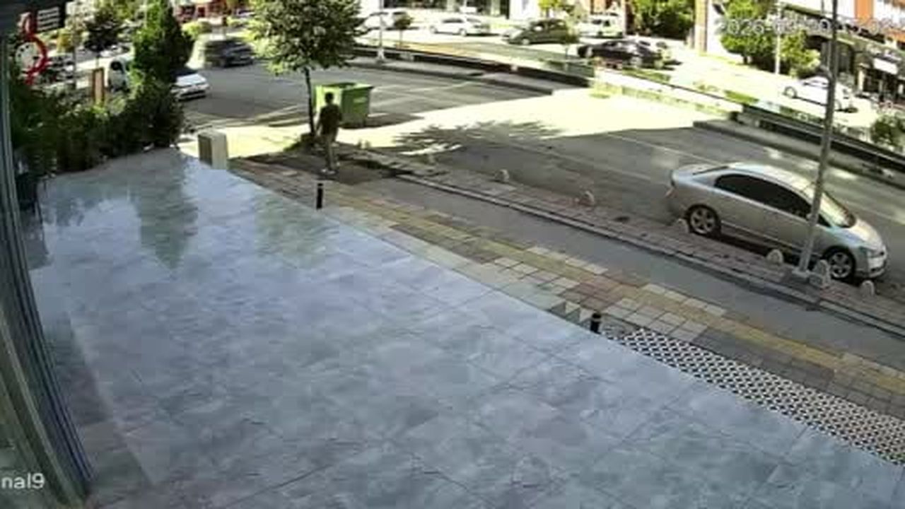 Minibüsün karşı şeride geçtiği kazada motokurye ölümden saniyelerle kurtuldu...O anlar...