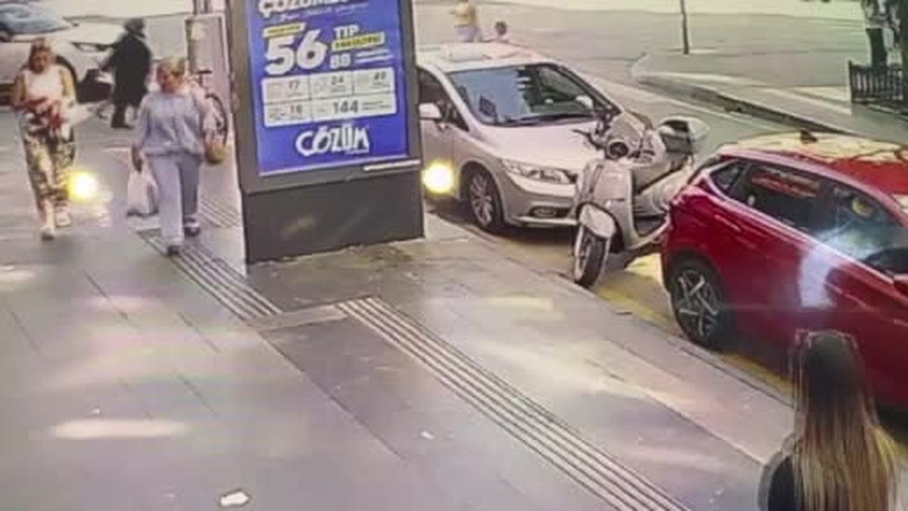 Samsun'da yaşlı kadın ile torununa otomobilin çarptığı anlar kamerada
