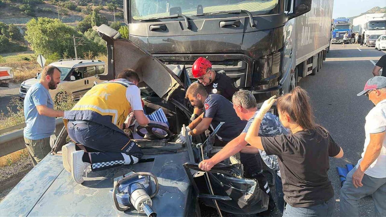 BİLECİK’TE İKİ ARACIN ÇARPIŞTIĞI KAZADA SÜRÜCÜ ARAÇTA SIKIŞTI