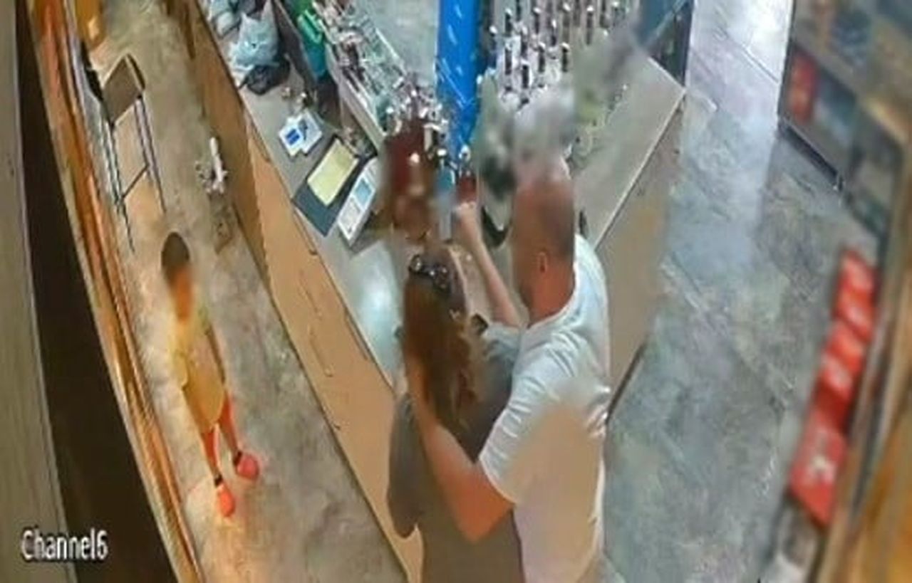 BOŞANMA AŞAMASINDAKİ EŞİNİ ÇOCUĞUNUN GÖZÜ ÖNÜNDE DARBEDİP YÜZÜNE NAYLON POŞET BASTIRARAK BOĞMAYA...