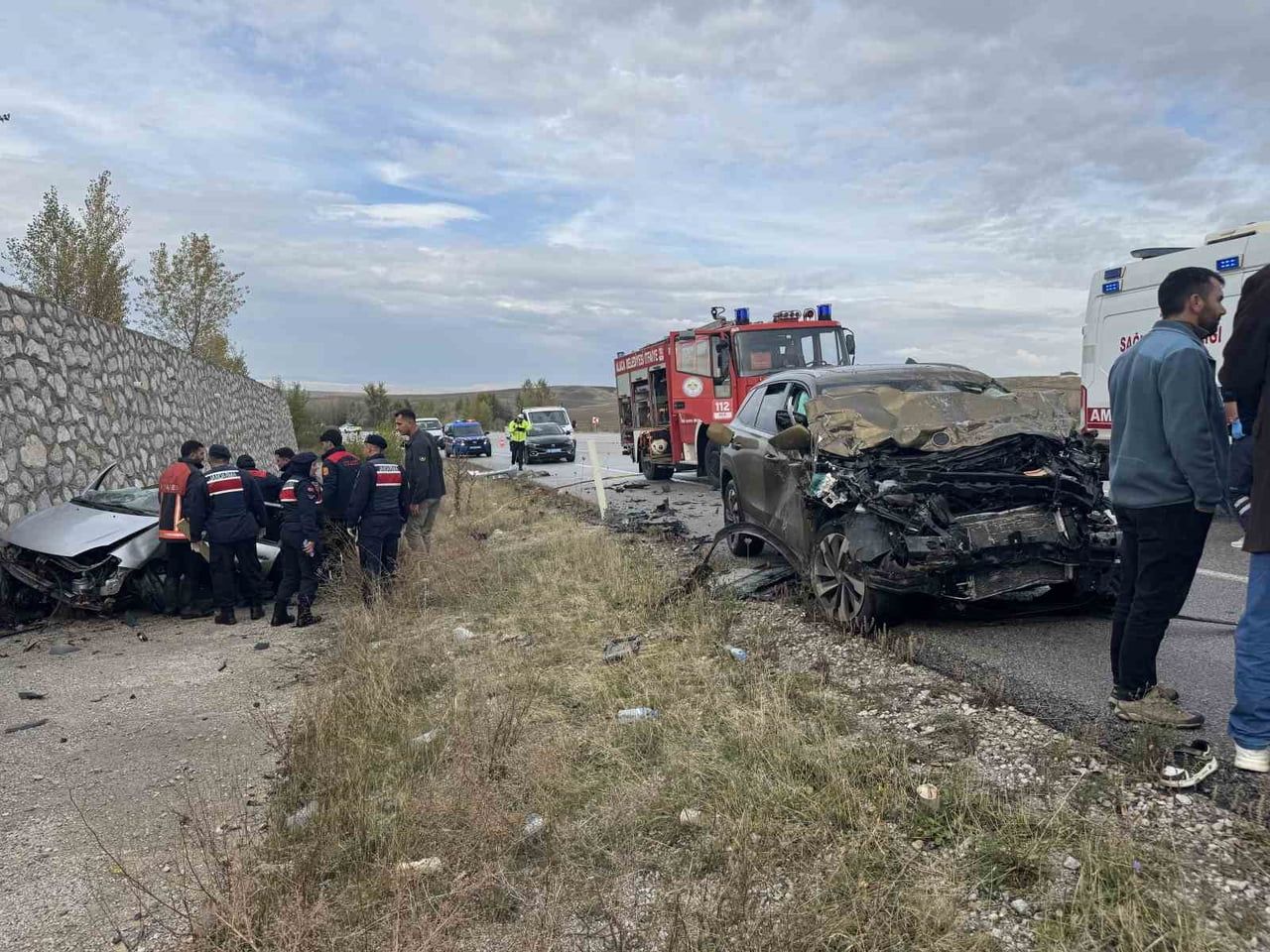 ÇORUM'UN ALACA İLÇESİNDE CİP İLE OTOMOBİLİN ÇARPIŞMASI NETİCESİNDE MEYDANA GELEN KAZADA İLK...