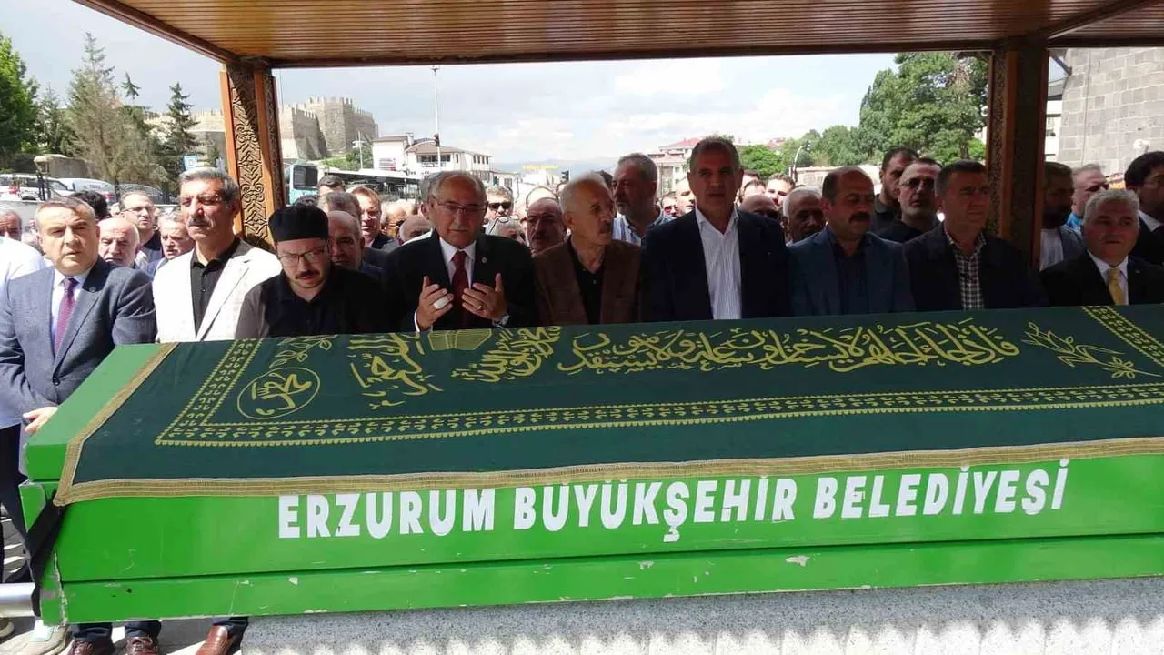 BİR SÜREDİR HASTANEDE TEDAVİSİ DEVAM EDEN VE DÜN RAHMETLİ OLAN GAZETECİ ÖZTÜRK AKKÖK DUALARLA...