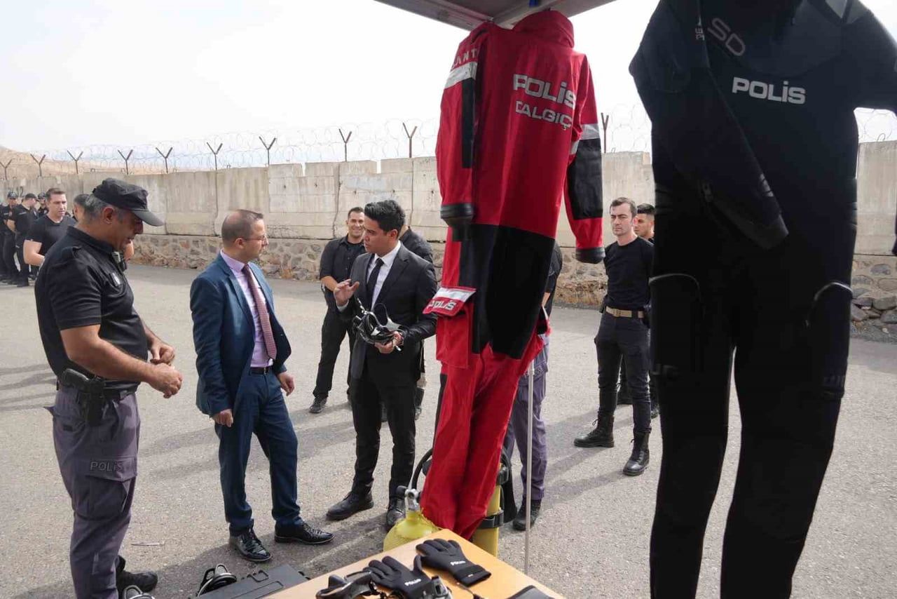 CİZRE KAYMAKAMI AHMET VEZİR BAYCAR, CİZRE İLÇE EMNİYET MÜDÜRLÜĞÜ BÜNYESİNDE FAALİYET GÖSTEREN SU...