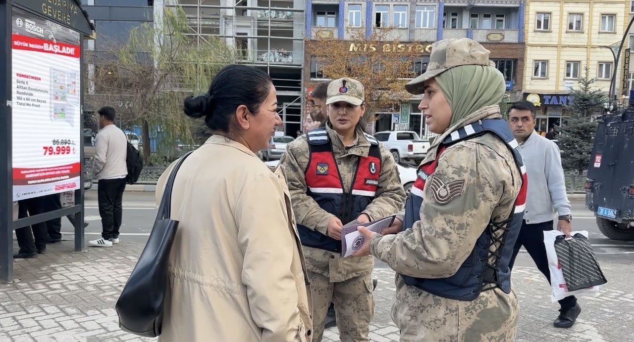 HAKKARİ'NİN YÜKSEKOVA İLÇESİNDE JANDARMA, POLİS VE AİLE VE SOSYAL HİZMETLER MÜDÜRLÜĞÜ EKİPLERİ...