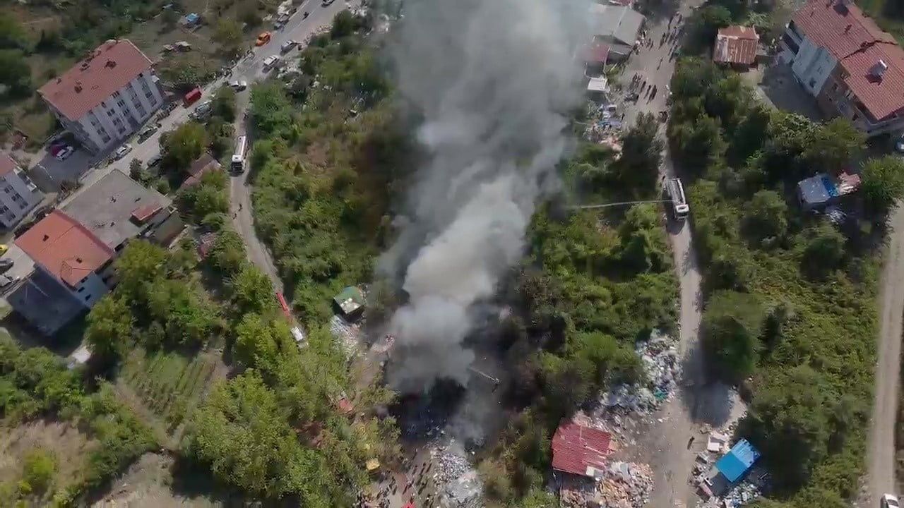 ZONGULDAK'IN DEVREK İLÇESİNDE ÇEVREYE YAYILAN ATIKLARIN ALEV ALMASI SONUCU ÇIKAN ÇÖP YANGINI...