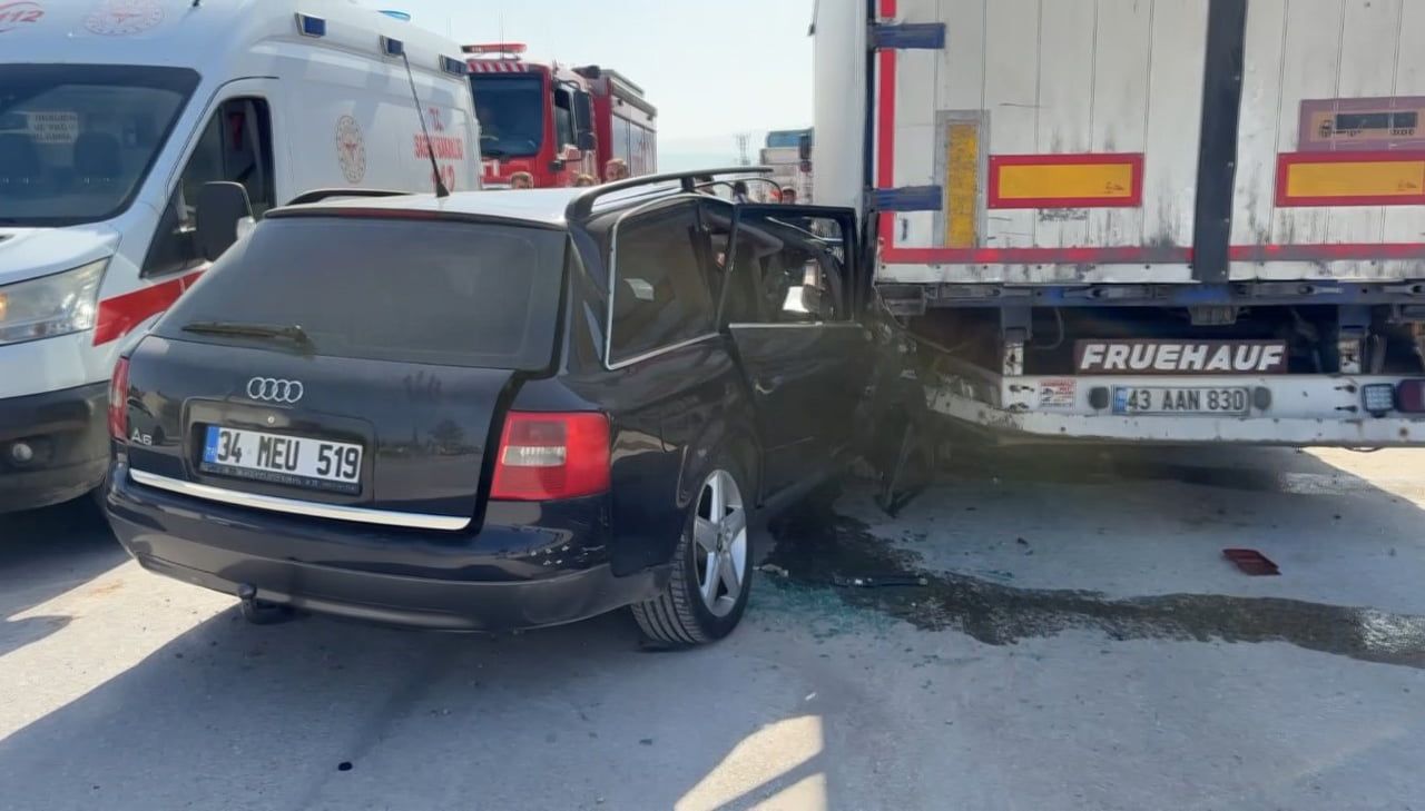 KÜTAHYA’DA OTOMOBİL TIRIN DORSESİNE SAPLANDI: 1 YARALI