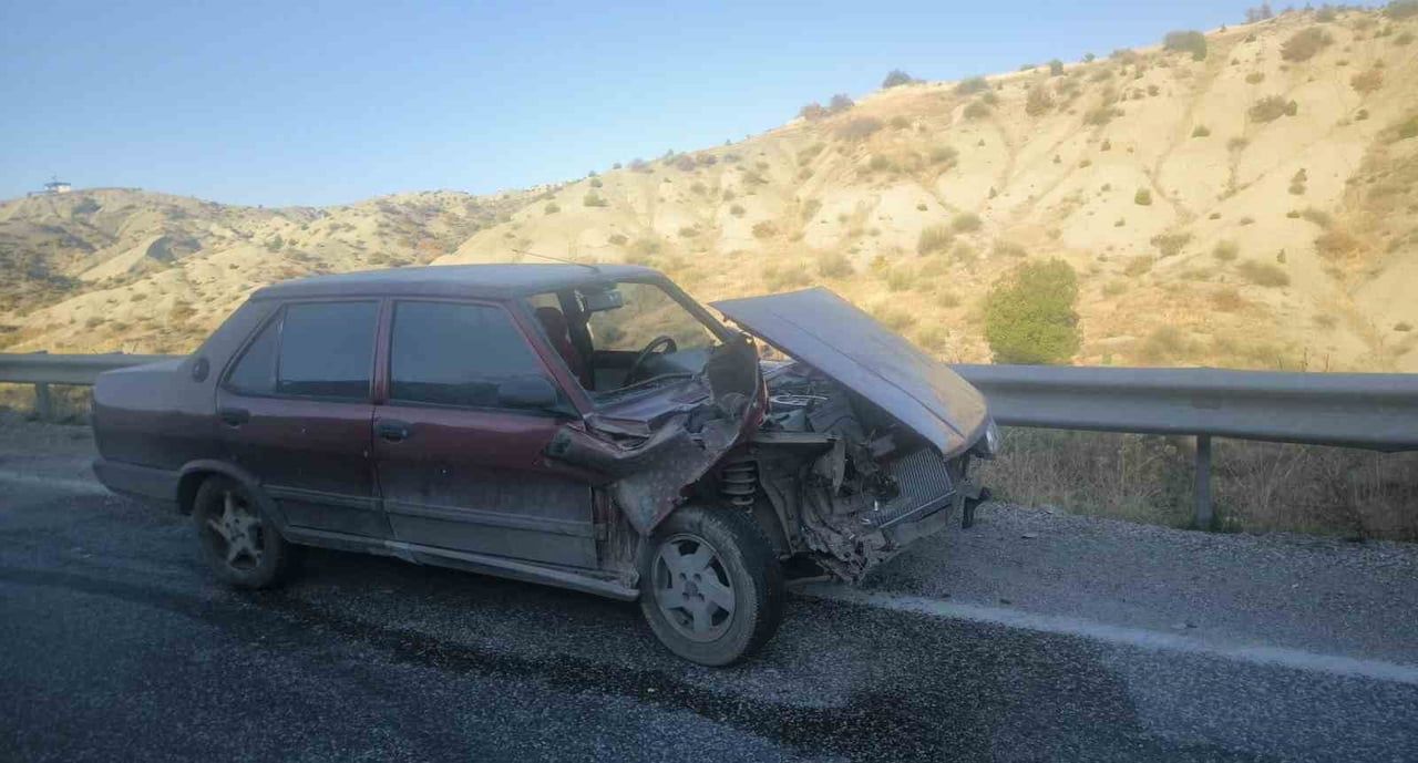 ADIYAMAN'IN BESNİ İLÇESİNDE KONTROLDEN ÇIKAN OTOMOBİLİN BARİYERLERE ÇARPMASI SONUCU 1 KİŞİ...