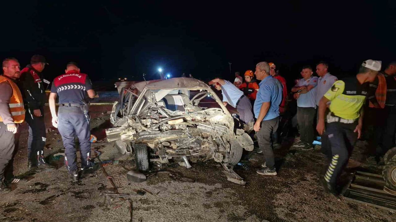 KARAMAN’DA İKİ OTOMOBİLİN KAFA KAFAYA ÇARPIŞMASI SONUCU MEYDANA GELEN TRAFİK KAZASINDA 1 KİŞİ...
