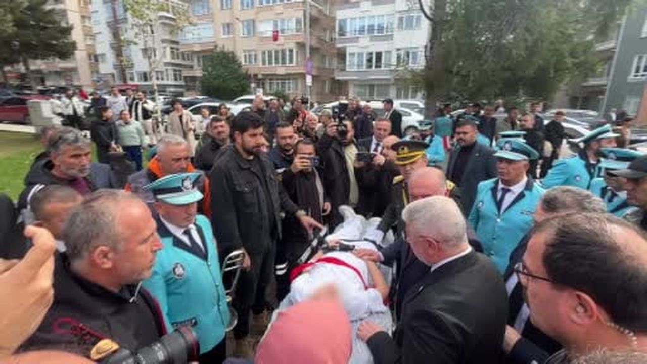 Çelenk sunma töreninde baygınlık geçiren çocuk merdivenden düştü baygınlık geçiren öğrenci...