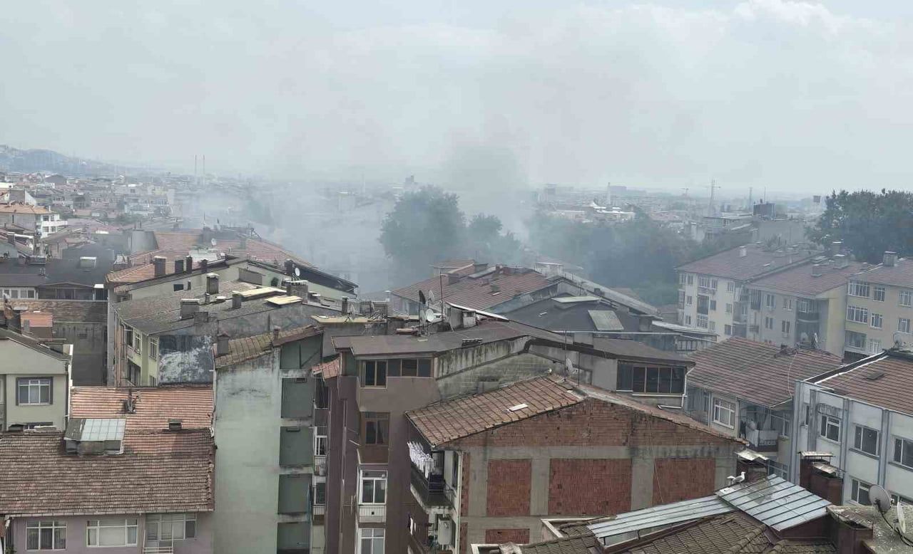 KOCAELİ’NİN İZMİT İLÇESİNDE İŞ YERİNDE TADİLAT ÇALIŞMASI SIRASINDA ATIK MALZEMELERİN TUTUŞMASI...