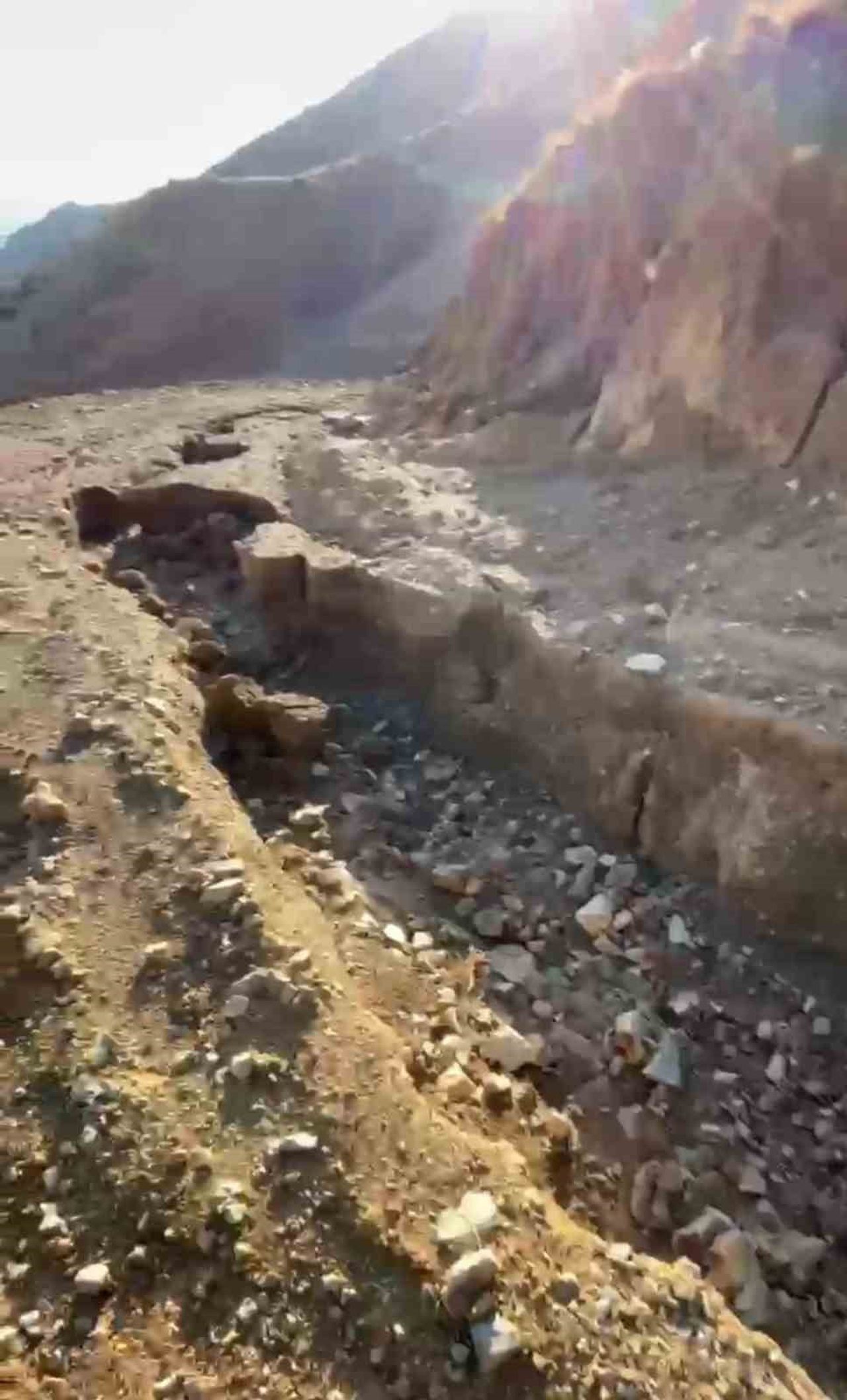 ELAZIĞ'DA YAYLA YOLU SEL NEDENİYLE İKİYE BÖLÜNDÜ