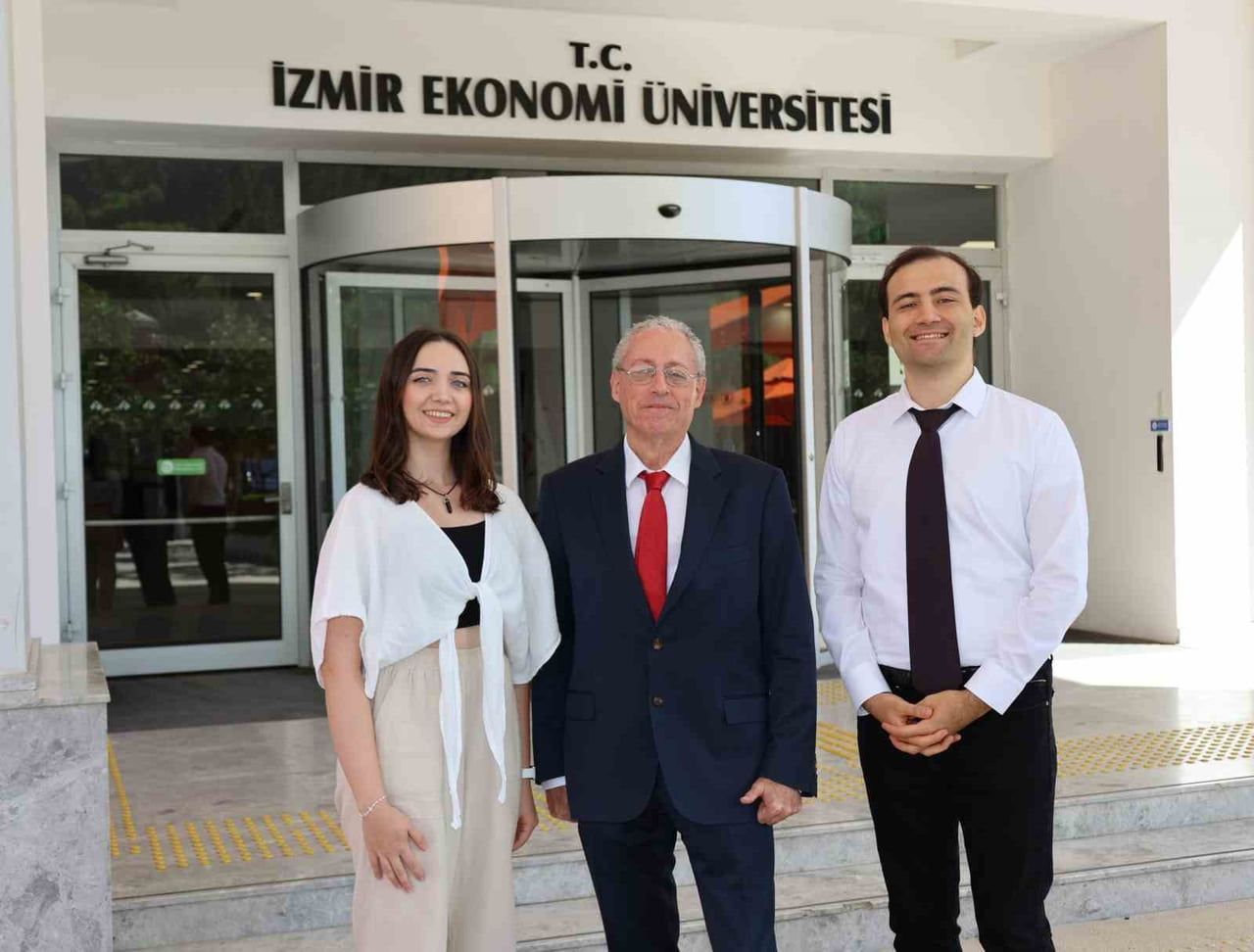(SOL BAŞTAN) ÖZGE ÖZTÜRK, FABRİZİO PİNTO VE CENGİZ YILDIRIM