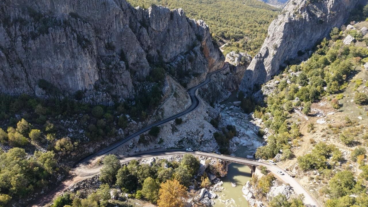 ALANYA BELEDİYESİ FEN İŞLERİ MÜDÜRLÜĞÜ EKİPLERİ, KENTİN DÖRT BİR YANINDA ULAŞIM KONFORUNU ARTIRMAK...