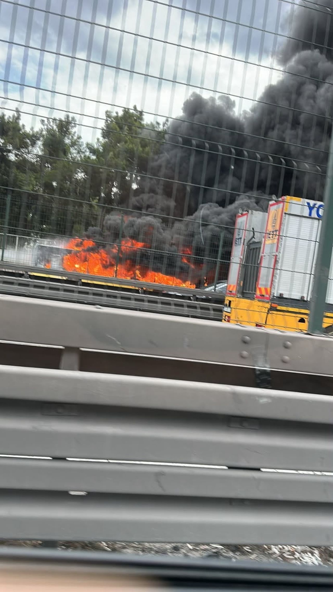 BAKIRKÖY'DE İETT OTOBÜSÜ BİLİNMEYEN BİR NEDENLE ALEV ALEV YANMAYA BAŞLADI. OLAY YERİNE İTFAİYE...