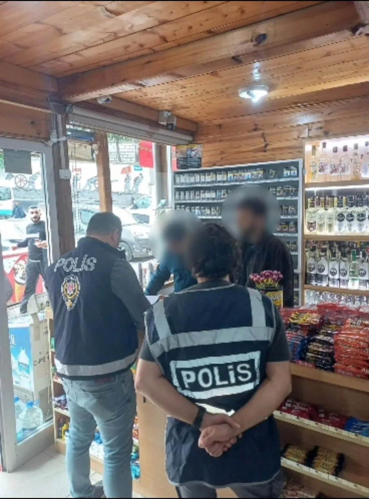 ARTVİN’DE POLİS EKİPLERİNCE OKUL ÇEVRELERİNDE GERÇEKLEŞTİRİLEN DENETİMLERDE, 15 İŞLETMEYE 18...