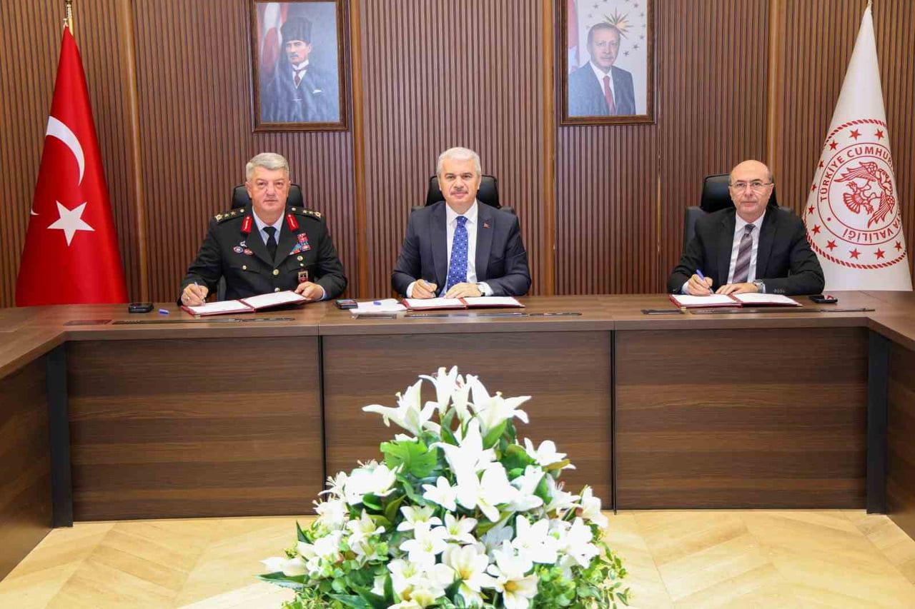 KONYA VALİLİĞİ’NDE GERÇEKLEŞTİRİLEN PROTOKOL İMZA TÖRENİNE KONYA VALİSİ İBRAHİM AKIN (ORTADA)...