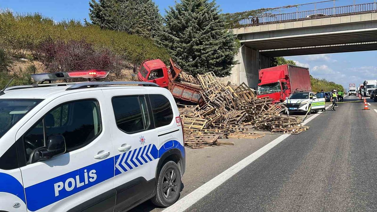 BURSA'DA İDDİAYA GÖRE ARIZALANAN KAMYONETİNİ YAPMAK İÇİN ALTINA GİREN ŞAHIS, BAŞKA BİR KAMYONETİN...