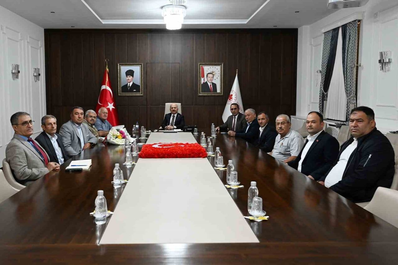 AYDIN VALİSİ DR. OSMAN VAROL, İL GENELİNDE GÖREV YAPAN MUHTARLARLA BİR ARAYA GELEREK MAHALLELERİN...