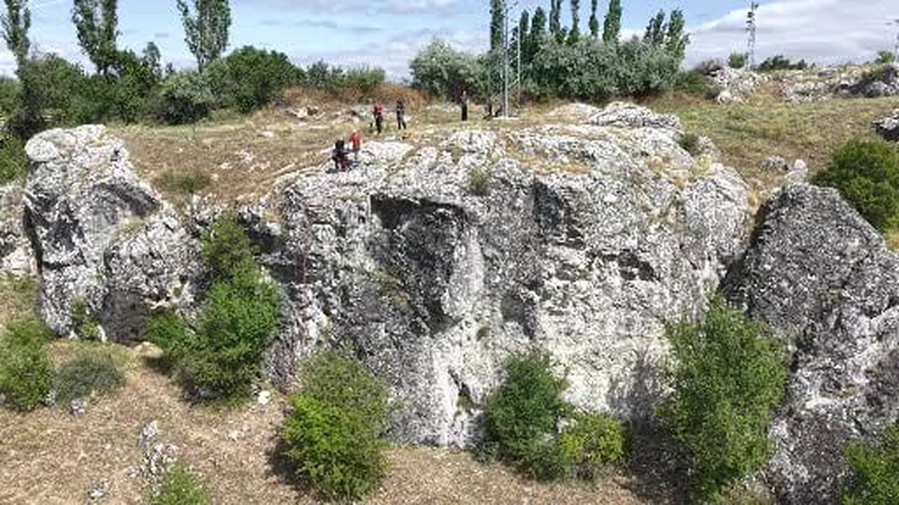 7 yaşındaki Deniz'in dağcılık tutkusu: Babasıyla birlikte dik kayalara meydan okuyor